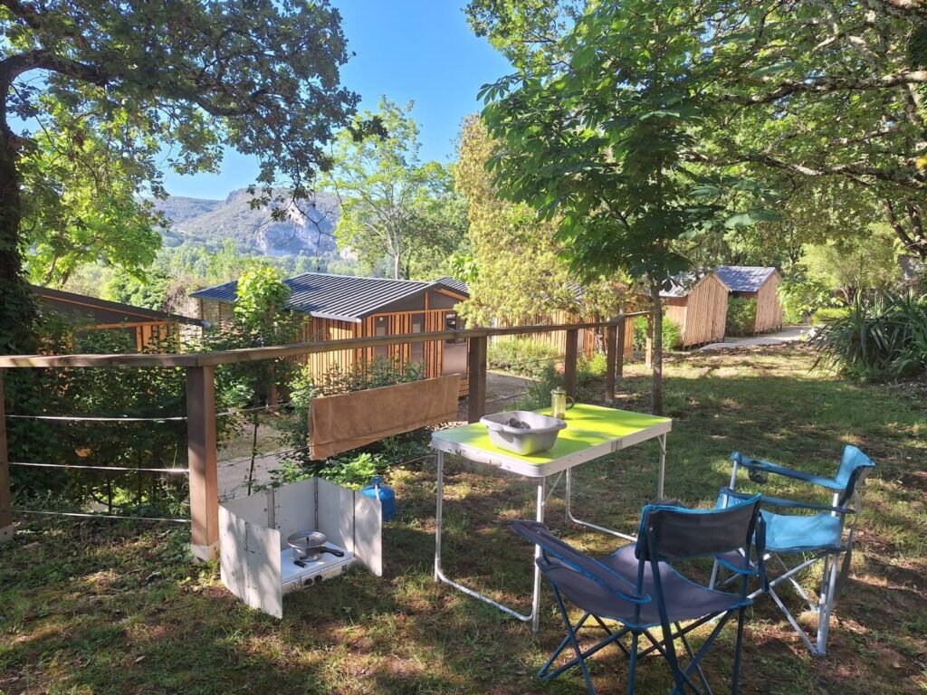 Vue d'un emplacement tente sous les arbres